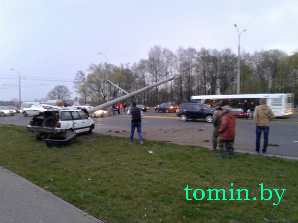 В Бресте «Фольксваген» сбил осветительную опору: водителя доставили в больницу - фото