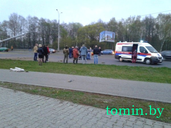 В Бресте «Фольксваген» сбил осветительную опору: водителя доставили в больницу - фото