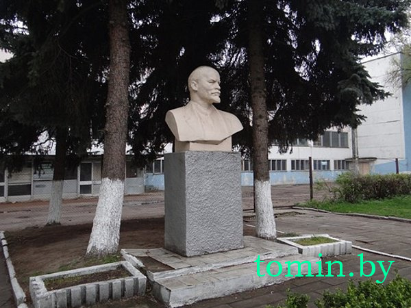 Брест.  Памятник Ленину на ул. Янки Купалы - фото