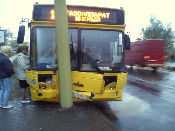 В Бресте водитель автобуса, пропуская автомобиль ГАИ, врезался в осветительную опору на Варшавском мосту  - фото
