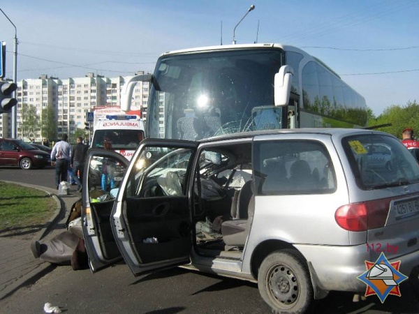В Бобруйске водитель легковушки не пропустил туристический автобус с детьми: 3 погибших, 7 пострадавших - фото
