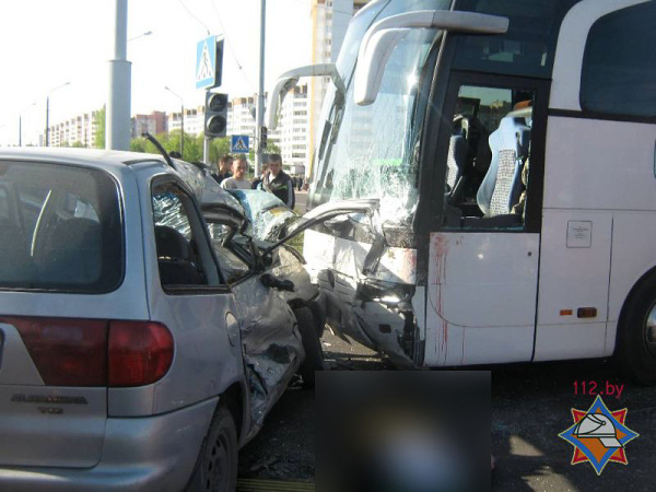 В Бобруйске водитель легковушки не пропустил туристический автобус с детьми: 3 погибших, 7 пострадавших - фото