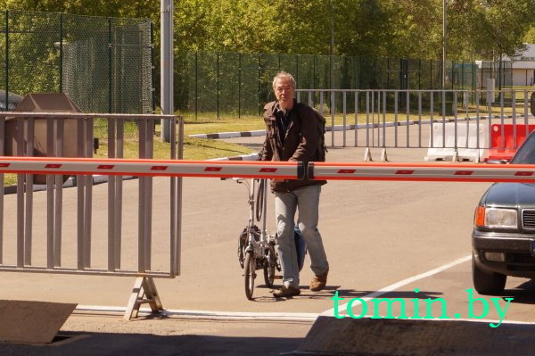 Немецкий журналист Адам Бернд приехал на ЧМ через автодорожный ПП «Брест» на велосипеде  - фото