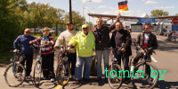 Немецкий журналист Адам Бернд приехал на ЧМ через автодорожный ПП «Брест» на велосипеде  - фото