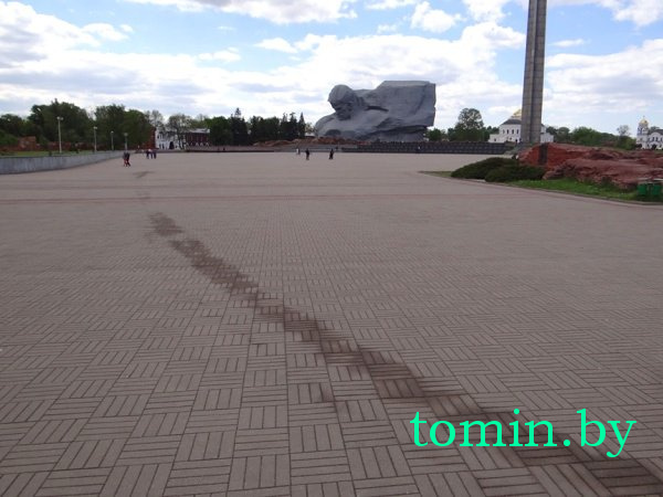 На площади Церемониалов Брестской крепости разлилось масло - фото