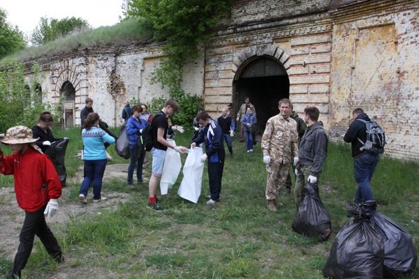 «Видеть крепость»: 40 брестских волонтеров убирали Гавриловский капонир - фото