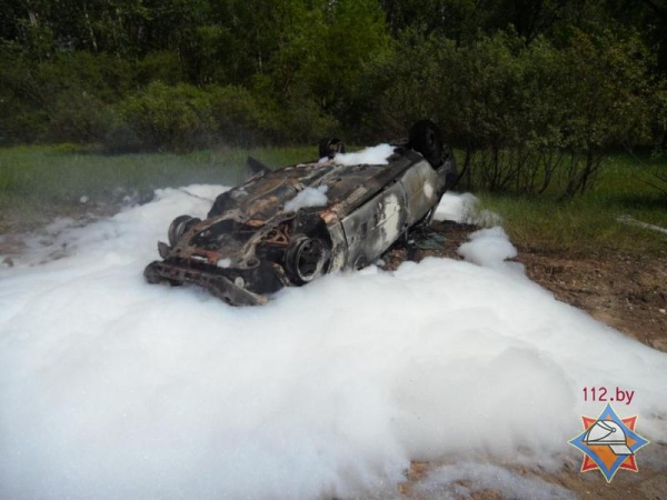 В Петрикове из-за лопнувшей шины перевернулся и сгорел автомобиль «Рено» - фото