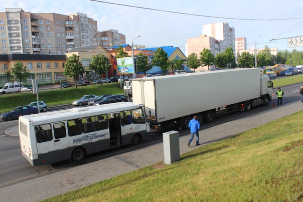 В Гродно автобус с пассажирами врезался в грузовик - фото