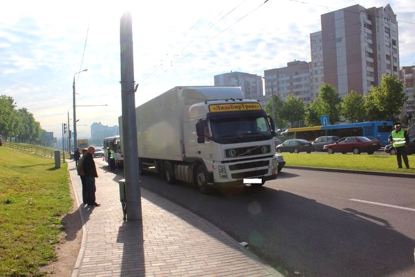 В Гродно автобус с пассажирами врезался в грузовик - фото