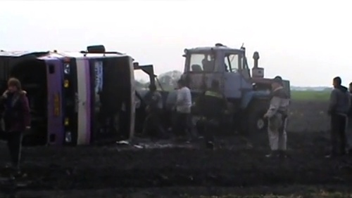 В Черкасской области Украины ветер сдул с дороги рейсовый автобус: семеро пострадавших - фото