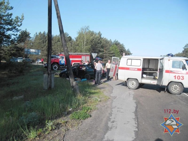 В Лунинецком районе столкнулись «Рено» и «Фольксваген»: спасатели деблокировали троих пострадавших - фото