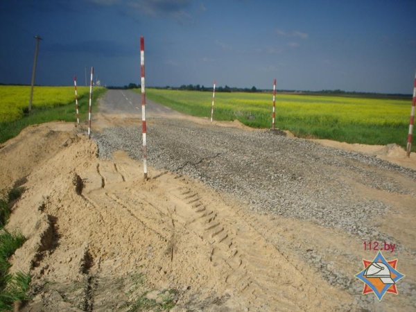 В Гомельской области автомобиль провалился в мелиоративный канал вместе с дорогой - фото