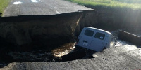 В Гомельской области автомобиль провалился в мелиоративный канал вместе с дорогой - фото