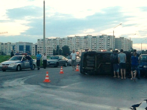 В Гомеле на Мазурова столкнулись два автомобиля: один из них опрокинулся - фото