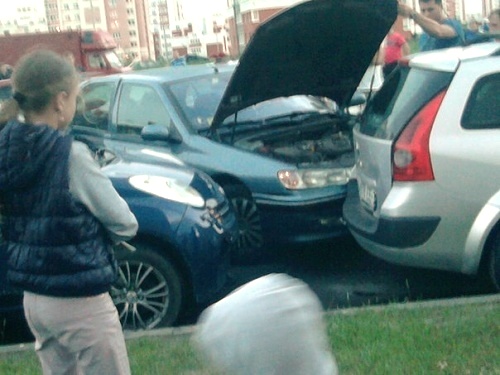 В Гомеле на Мазурова столкнулись два автомобиля: один из них опрокинулся - фото