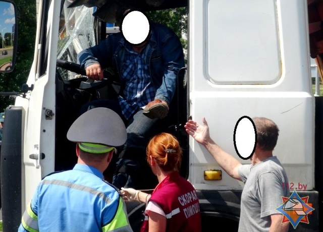 В Минске в пустой троллейбус врезался МАЗ с песком - фото