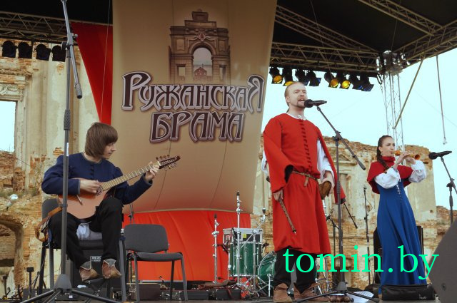 «Ружанская брама-2014», Дворец Сапегов. На сцене группа "Стары Ольса" - фото 