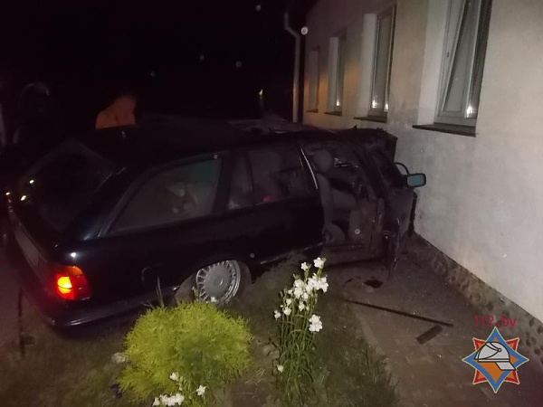 В Столинском районе БМВ въехал в здание: водитель погиб, пострадали пятеро пассажиров - фото