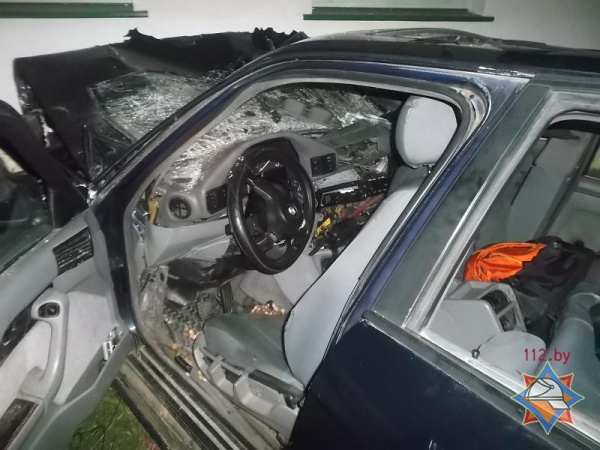 В Столинском районе БМВ въехал в здание: водитель погиб, пострадали пятеро пассажиров - фото