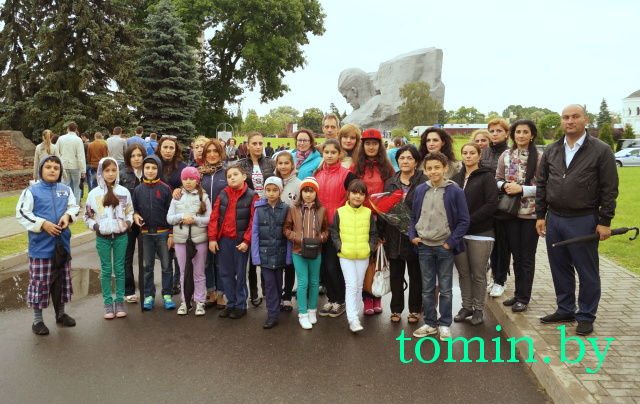 Участники проекта «Дети – за мир!», Брестская крепость, 22 июня 2014 - фото