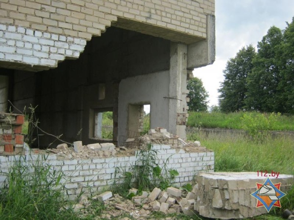 В Мстиславском районе под обрушившейся стеной здания погиб рабочий - фото