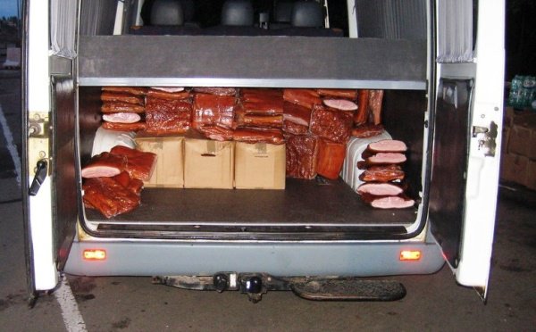 Больше тонны свинины, одежду и саженцы туй на 120 миллионов рублей изъяли таможенники у жителя Жабинки - фото