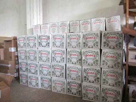 В Ивацевичском районе у водителя микроавтобуса изъяли 1200 литров контрафактного алкоголя - фото