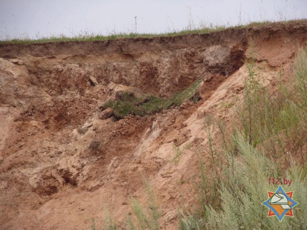 В Глубокском районе двое детей погибли в песчаном котловане - фото