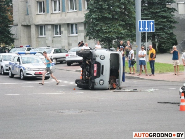 В Гродно опрокинулся милицейский УАЗ - фото