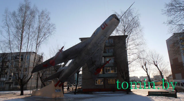 Барановичи. Самолет-памятник воинам-авиатарам МиГ-19П - фото