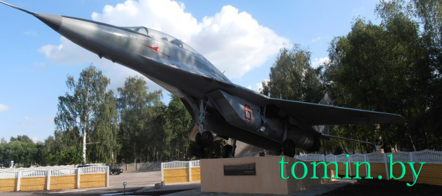 Барановичи. Памятный знак «Самолет «МиГ-29 учебно-боевой» - фото