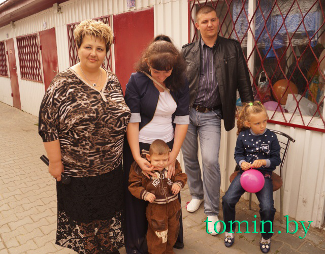 30 августа 2014 г. Артем Колесников с родителями и Мариной Житеневой. Фото Тамары ТИБОРОВСКОЙ
