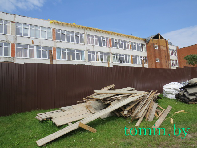 Школа города Высокое встретила новый учебный год с раскрытой крышей - фото