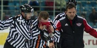 Во время матча КХЛ сломали нос главному арбитру Кулакову - фото