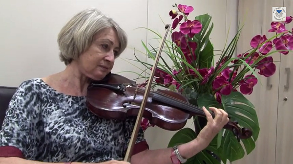 В Израиле скрипачка играла во время операции на ее мозге - фото