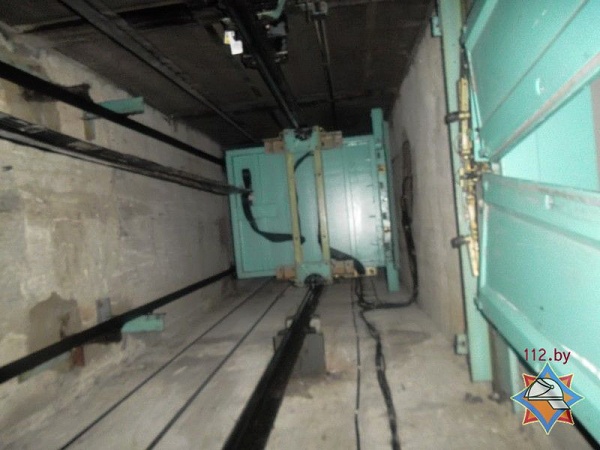 В Минске из задымленной кабины лифта спасены две женщины - фото