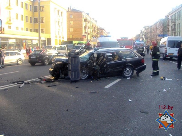В Минске «Хёндэ» столкнулся с легковым такси и маршруткой: двое пострадавших - фото