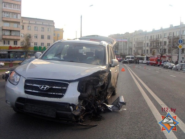 В Минске «Хёндэ» столкнулся с легковым такси и маршруткой: двое пострадавших - фото