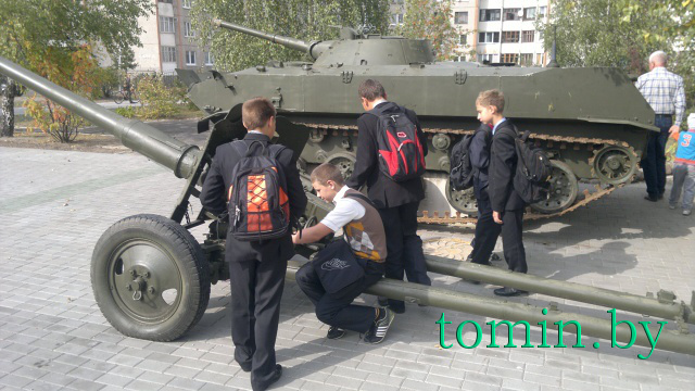 В брестской школе №35 появились боевая машина десанта и пушка - фото
