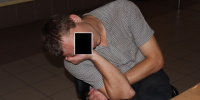 Гродно: пьяный бесправник заснул в вестибюле здания ГАИ - фото
