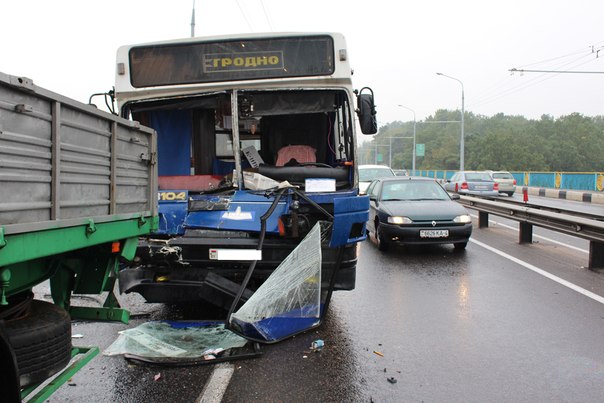В Гродно автобус с пассажирами въехал в автопоезд: три пострадавших - фото