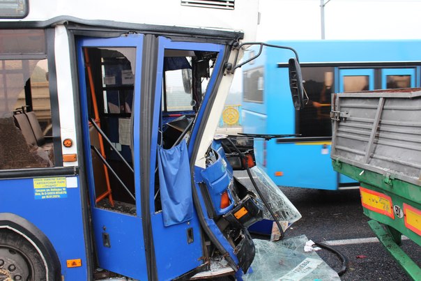 В Гродно автобус с пассажирами въехал в автопоезд: три пострадавших - фото