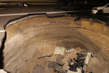 В яму на объездной дороге под Симферополем провалился ВАЗ: шесть человек погибли, двое детей в больнице - фото
