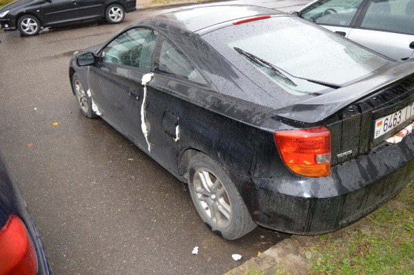 В Гродно неизвестные залили монтажной пеной и раствором марганцовки автомобиль «Тойота-Целика» - фото