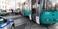 В Минске трамвай сошел с рельс и врезался в автомобиль - фото