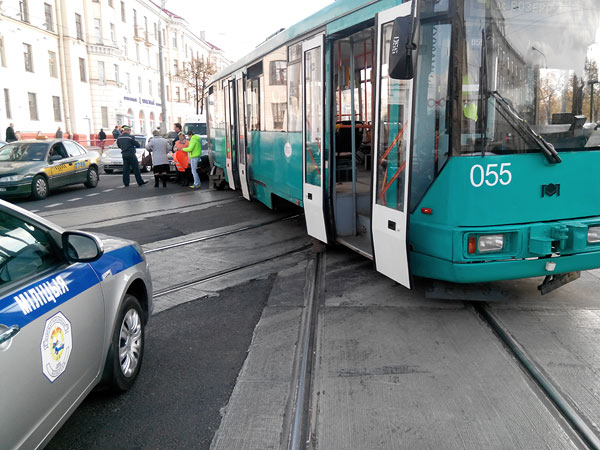 В Минске трамвай сошел с рельс и врезался в автомобиль - фото