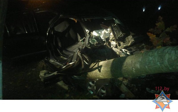 В Ганцевичах «Мерседес» врезался в дерево: водитель погиб, пассажир в больнице - фото