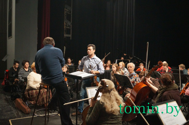Скрипач Тигран Майтесян снова играет в Бресте. Фото Тамары ТИБОРОВСКОЙ.