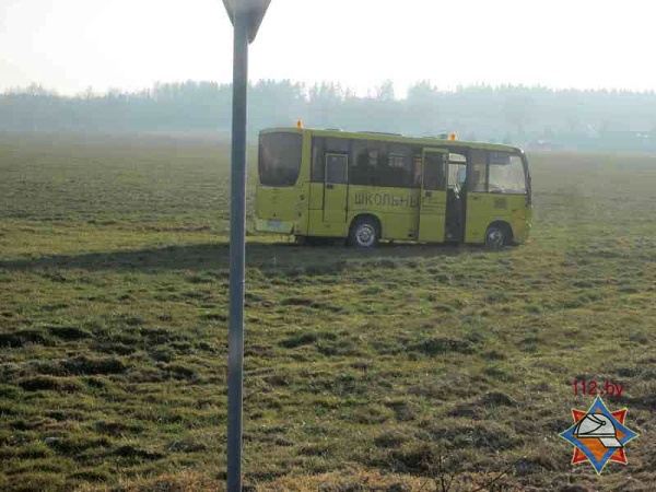В Борисовском районе «Ситроен» столкнулся со школьным автобусом: четверо пострадавших - фото
