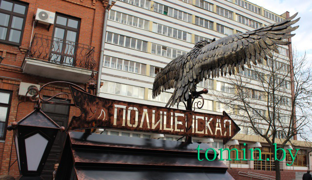 Брест обзавелся новой достопримечательностью: на Советской появилась сторожевая будка с бульдогом и совой - фото